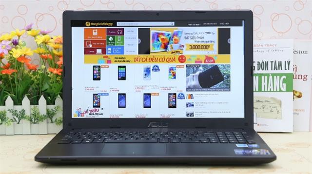 Máy được trang bị màn hình 15.6 inch (1366 x 768 pixels)