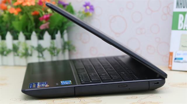 Cạnh phải có ổ đĩa quang