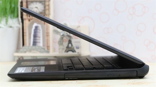 Cạnh phải có ổ đĩa quang