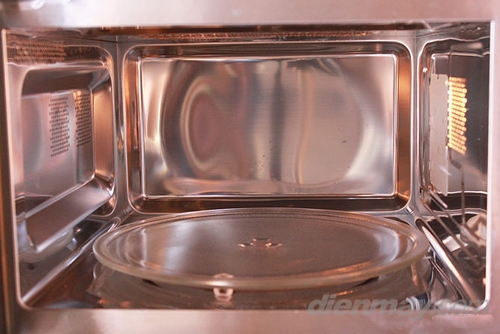 Lò vi sóng nên có đĩa thủy tinh quay tròn nhờ vậy thực phẩm để trên đĩa luôn chuyển động vị trí làm thức ăn chín và nóng đều