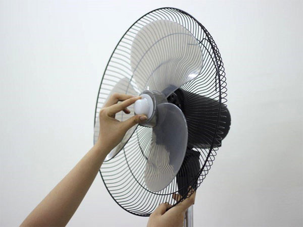 Hướng dẫn vệ sinh và bổ sung nước cho quạt hơi nước hinh 3