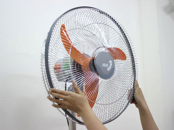 Cách vệ sinh quạt đứng hình 11