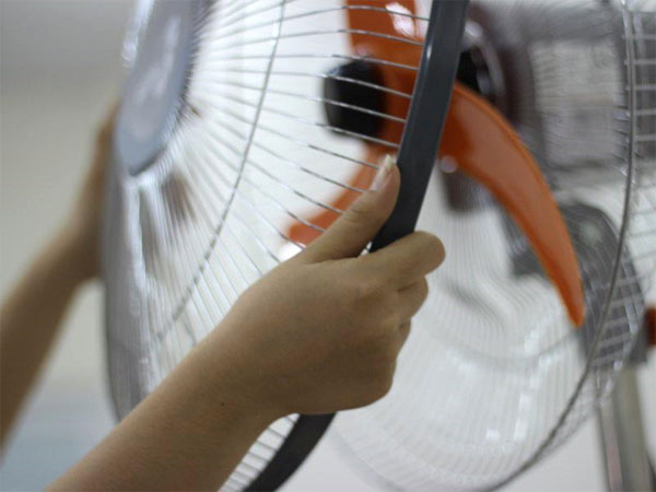 Cách vệ sinh quạt đứng hình 3