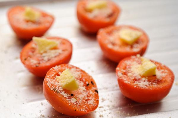 Rắc vụn bánh mì khô lên từng lát cà chua Cách làm món cà chua nướng bổ dưỡng bằng lò nướng