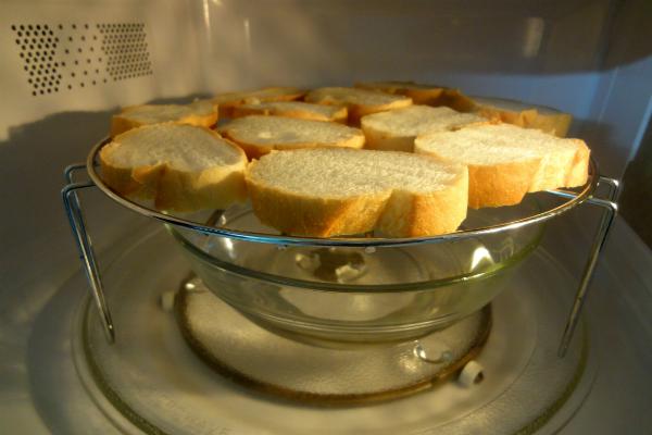 Làm bánh mì nướng bằng lò vi sóng