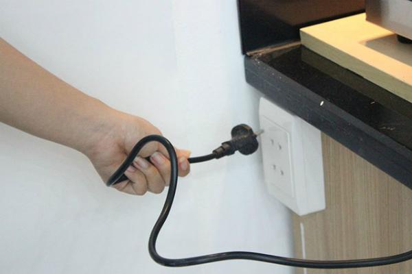 Chỉ ngắt điện khi bếp nguội hẳn Chỉ ngắt điện khi bếp nguội hẳn tăng tuổi thọ của bếp điện