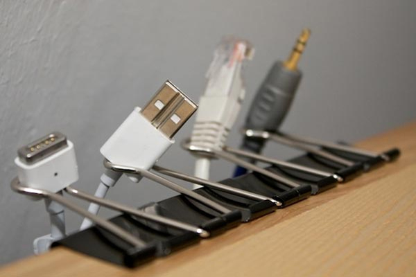Dùng kẹp hồ sơ để giữ các đầu cáp