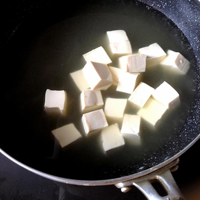 Đun sôi nước và thả đậu hũ vào