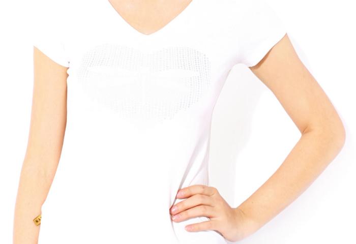 Mặc quần áo trắng hoặc nhạt màu để tránh thu hút muỗi Mặc quần áo trắng hoặc nhạt màu để tránh thu hút muỗi