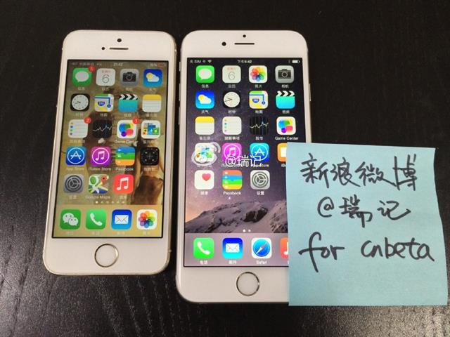 Hình ảnh được cho là của iPhone 6 màn hình 4.7 inch (phải) đang chạy iOS 8