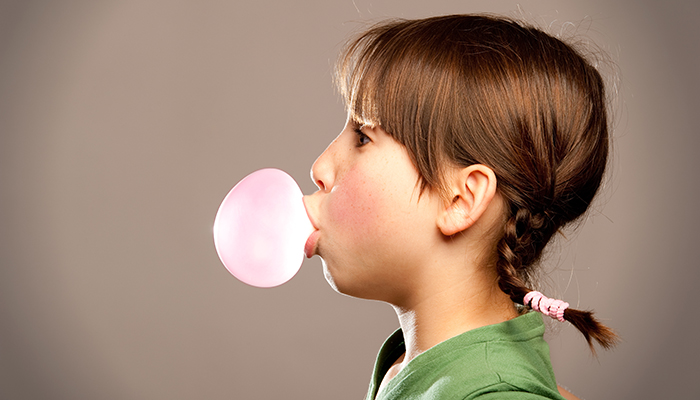 Kẹo cao su nếu vô tình bị dính phải dùng xăng tẩy