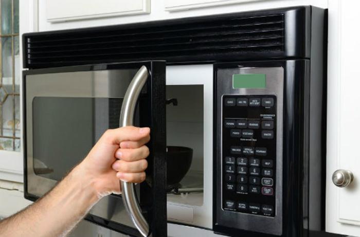 Nên để lò vi sóng tránh xa máy lạnh để tiết kiệm điện