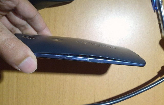 Nexus 6 bị bung nắp lưng