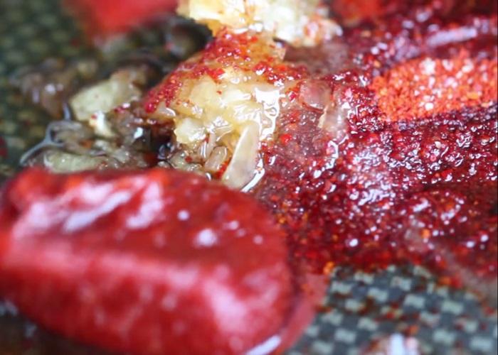 Đảo đều tay để các gia vị hòa tan với nhau trong 3 phút.