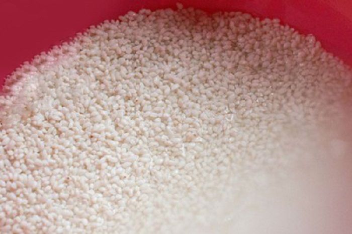 Ngâm gạo trong nước sạch khoảng 20 phút
