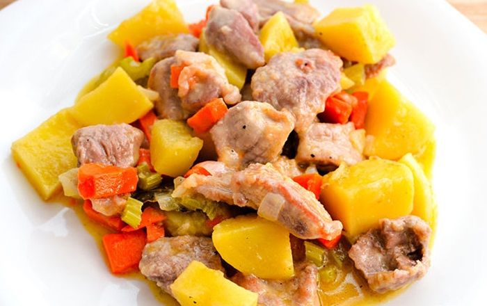 Tắt bếp và múc món hầm cho ra đĩa, thưởng thức ngay bạn nhé. Tắt bếp và múc món hầm cho ra đĩa, thưởng thức ngay bạn nhé.