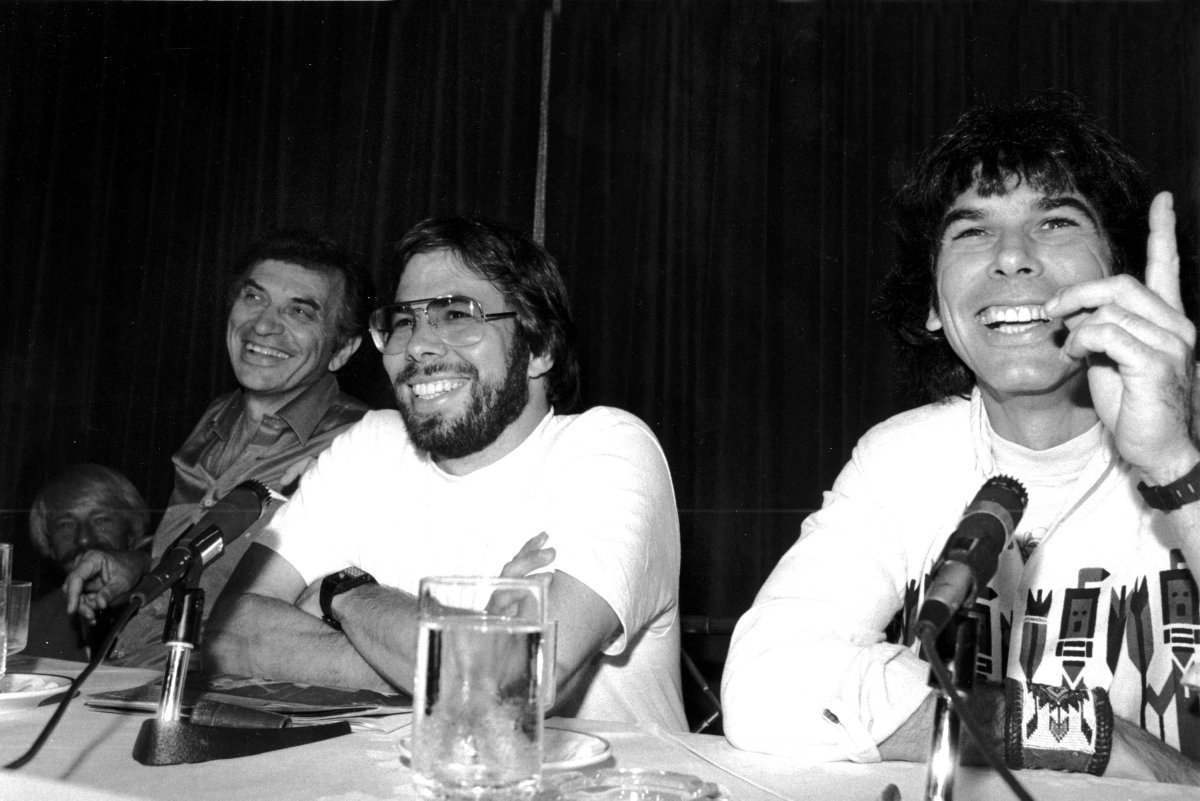 Wozniak cũng rời bỏ Apple sau Jobs