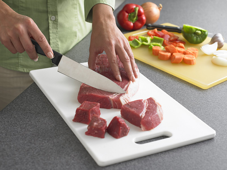 Với tủ lạnh thường, bạn nên cắt nhỏ thực phẩm theo lượng đủ dùng rồi hãy đông lạnh