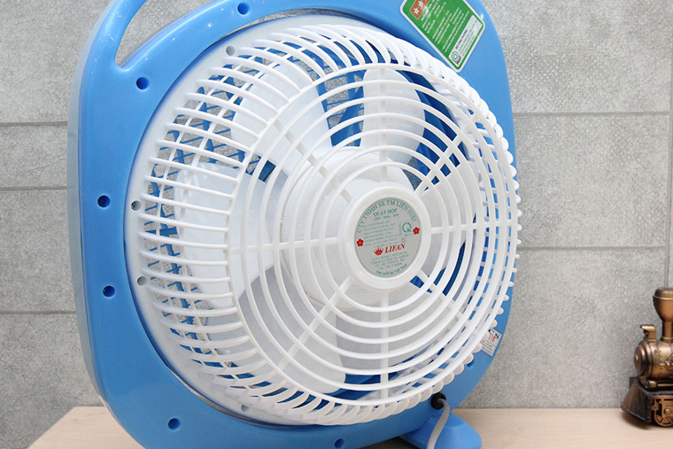 Khung là lồng quạt hộp chắc chắn, an toàn hơn với người dùng