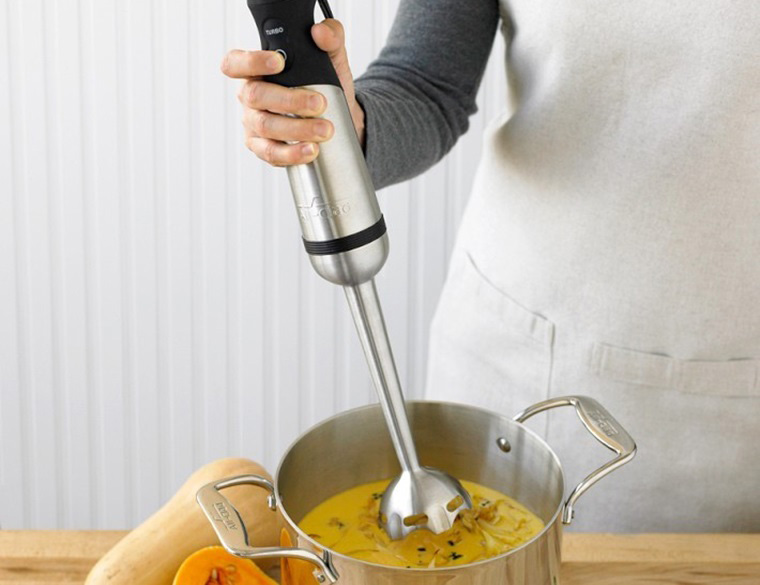 Máy xay sinh tố cầm tay sử dụng gọn gàng và tiện lợi