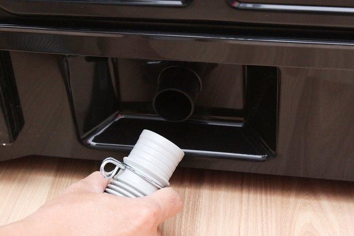 Vị trí của ống thoát nước tùy vào hãng sản xuất Vị trí của ống thoát nước tùy vào hãng sản xuất