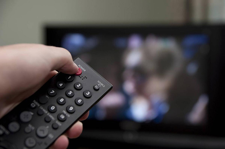 Tắt tivi bằng remote trước khi rút dây điện Tắt tivi bằng remote trước khi rút dây điện