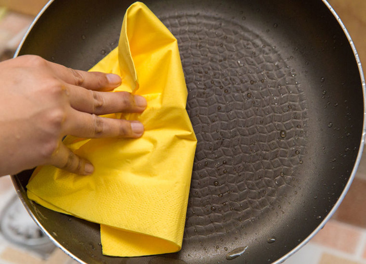 Chảo chống dính dễ vệ sinh sau nấu nướng