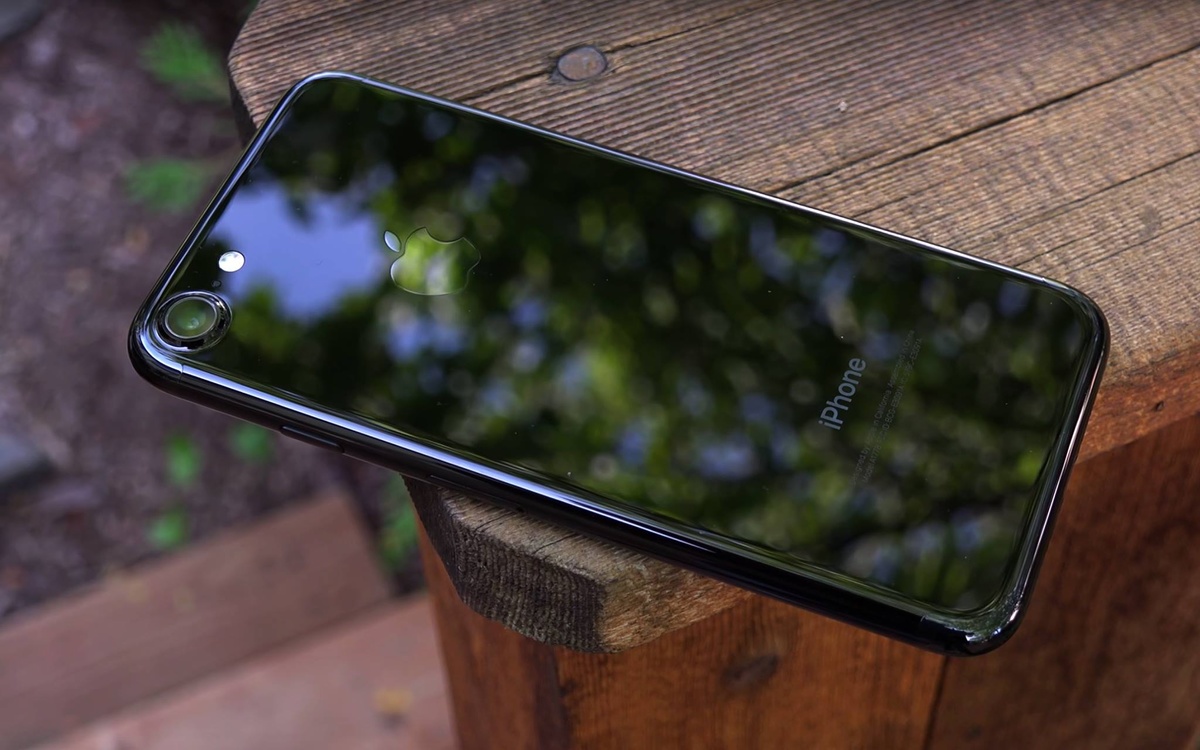 iPhone 7 Plus Jet Black khan hàng, giá bị đẩy lên 60 triệu