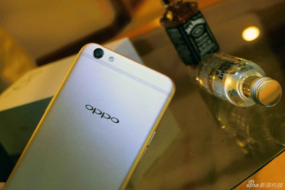 Cận cảnh OPPO R9s camera 16/16MP, dải ăng ten mới - ảnh 2 Cận cảnh OPPO R9s camera 16/16MP, dải ăng ten mới - ảnh 2