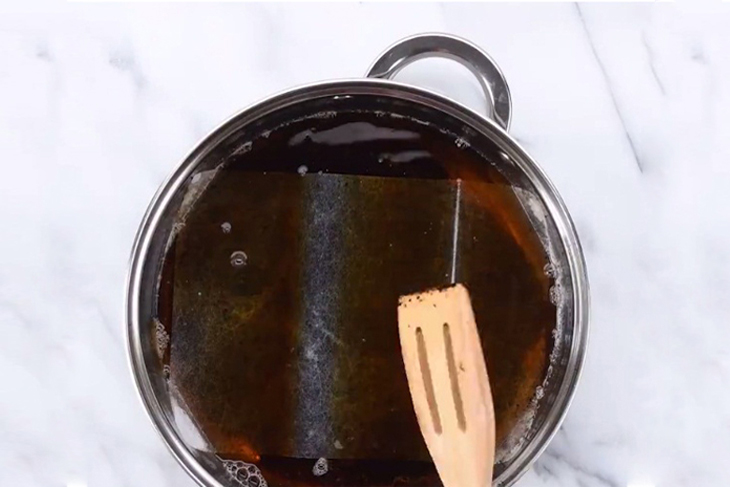 Cách làm sạch vết cháy dưới đáy nồi chảo siêu nhanh