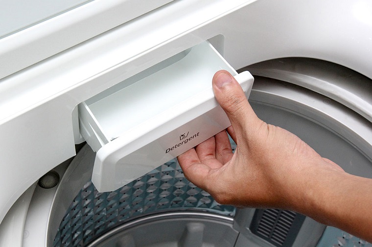Mở cửa máy giặt và khay chứa sau khi giặt xong Mở cửa máy giặt và khay chứa sau khi giặt xong