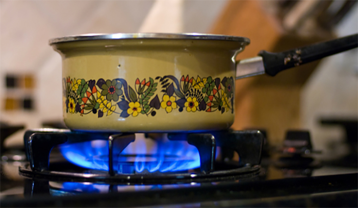 Nên để ý tới bếp gas trong quá trình nấu ăn, để hạn chế lửa tắt đột ngột gây rò rỉ gas