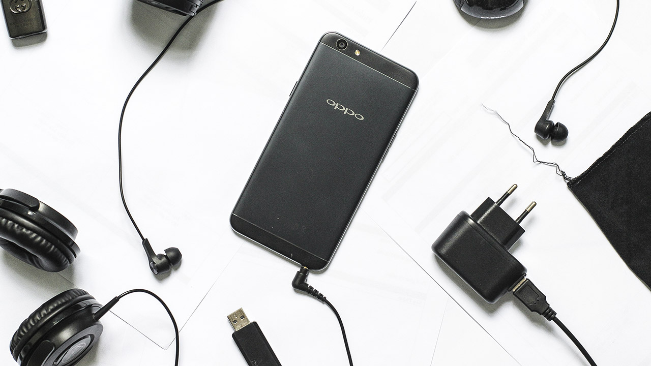 trên tay Oppo F1s màu đen nhám trên tay Oppo F1s màu đen nhám