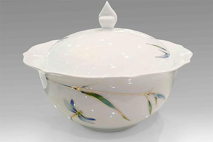 Gốm sứ có thể cho vào lò vi sóng, nhưng không nên cho những loại gốm sứ có hoa văn kim loại