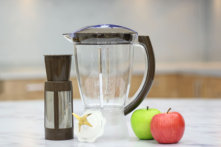 Đặc biệt, cối xay của Sunhouse được làm bằng chất liệu thủy tinh chống trầy xước và được trang bị lớp lưới lọc bằng inox, giúp loại bỏ bã và hạt trái cây để bạn có ly nước sinh tố bổ dưỡng, thơm ngon và sánh mịn.