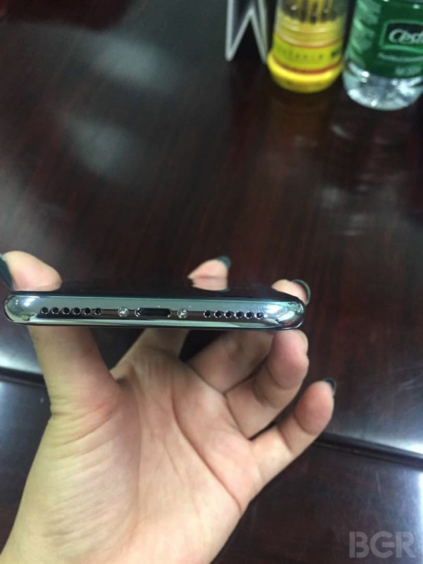 iPhone 8 bỗng dưng lộ ảnh mọi góc cạnh trên tay người dùng