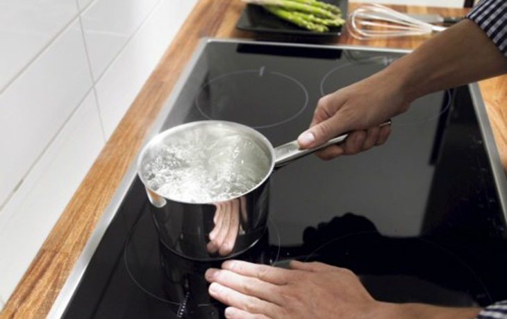 Công nghệ không khói cùng thiết kế hiện đại gia tăng tính an toàn và bền tốt của bếp từ âm