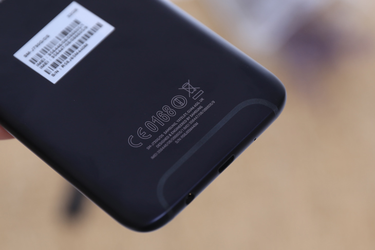 Mở hộp trên tay Samsung Galaxy J7 Pro, soái ca mới của phân khúc phổ thông Mở hộp trên tay Samsung Galaxy J7 Pro, soái ca mới của phân khúc phổ thông