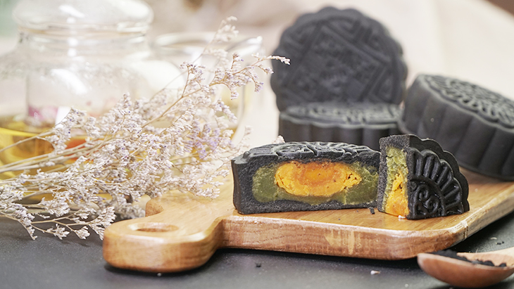 Cách làm bánh Trung Thu tinh than tre mới lạ, độc đáo