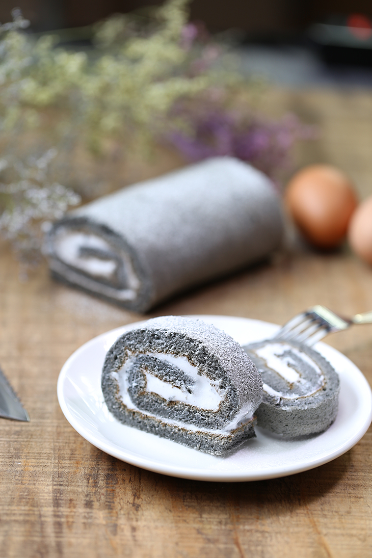 Cách làm bánh bông lan cuộn tinh than tre mới lạ, độc đáo Cách làm bánh bông lan cuộn tinh than tre mới lạ, độc đáo