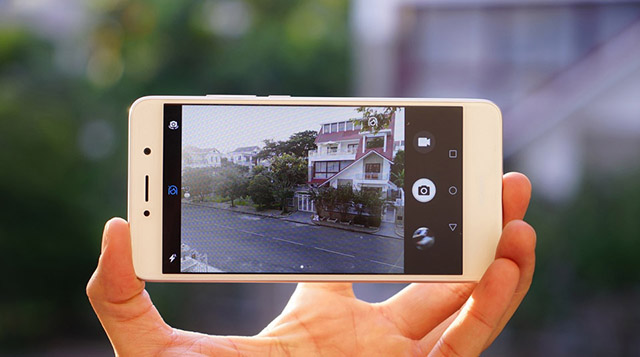 Giao diện camera đơn giản, dễ sử dụng Giao diện camera đơn giản, dễ sử dụng