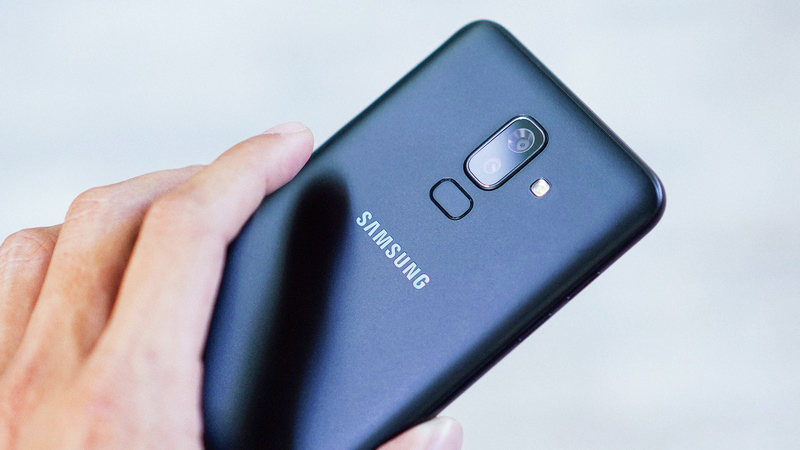 Cảm biến vân tay trên điện thoại Samsung Galaxy J8 Cảm biến vân tay trên điện thoại Samsung Galaxy J8