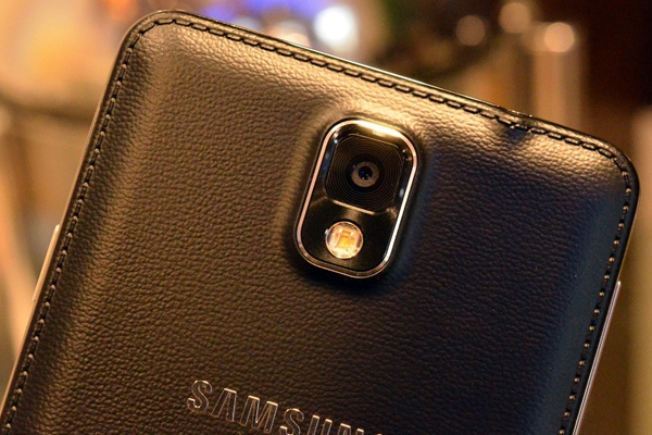 Camera 13 chấm ở mặt sau Note 3 Camera 13 chấm cùng đèn Flash ở mặt sau Note 3