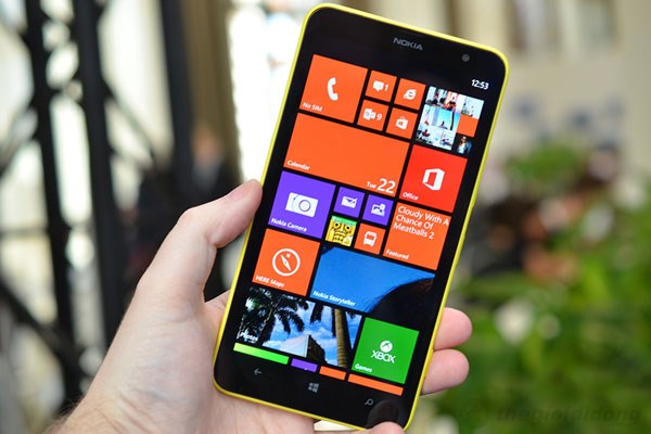 Dù màn hình Lumia 1320 đến 6 inch nhưng cảm giác cầm vẫn khá vừa tay