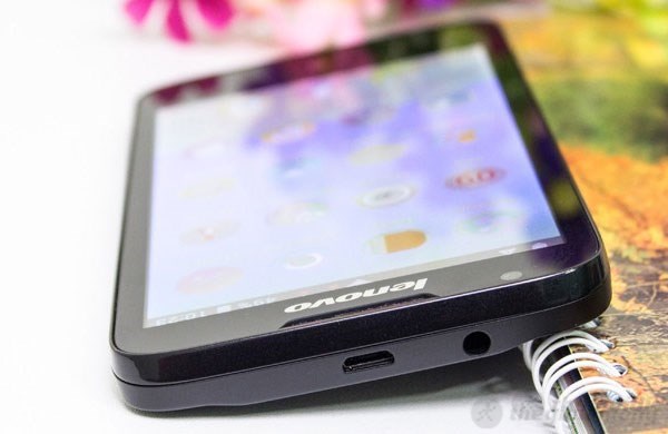Thân máy được thiết kế có đôi chút nam tính Lenovo A680 có thiết kế nam tính