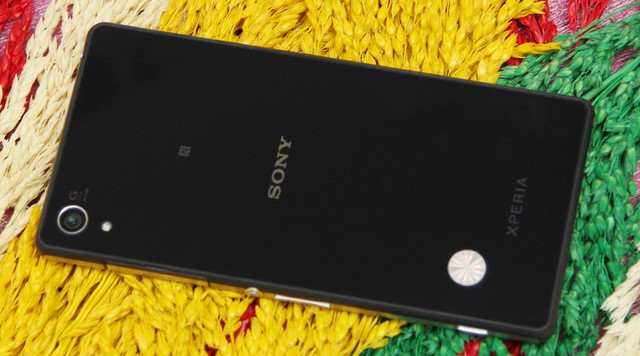 Phần mặt kính ở mặt lưng của Xperia Z2 được đặt hơi chìm một chút so với khung viền nên khi vuốt tay qua hay cầm chặt sẽ tạo ra cảm giác gợn nhẹ Phần mặt kính ở mặt lưng của Xperia Z2 được đặt hơi chìm một chút so với khung viền nên khi vuốt tay qua hay cầm chặt sẽ tạo ra cảm giác gợn nhẹ