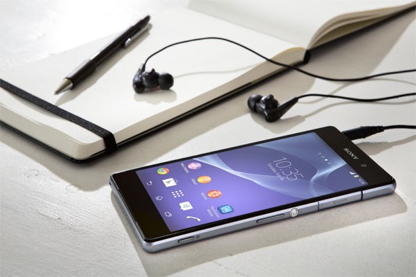 Màn hình Xperia Z2 rộng hơn nhưng các góc được bo tròn hơn Z1 Xperia Z2 màn hình Full HD 5.2inch