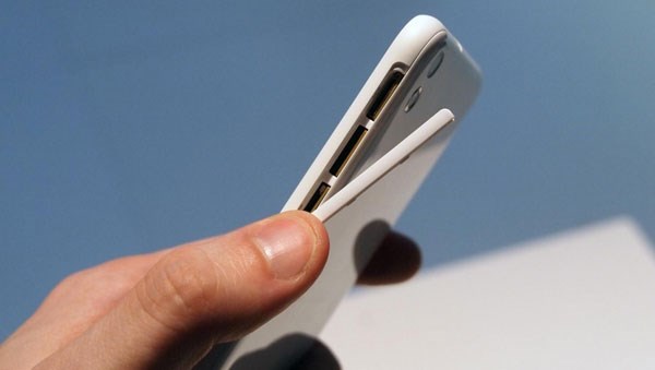 Desire 816 hỗ trợ đến hai khe cắm thẻ sim Desire 816 hai sim