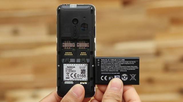 Máy có dung lượng pin vừa đủ 1100 mAh, sử dụng 2 sim và mở rộng thẻ nhớ tối đa 32 GB Máy có dung lượng pin vừa đủ 1100 mAh, sử dụng 2 sim và mở rộng thẻ nhớ tối đa 32 GB