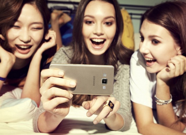 Máy có nhiều tính năng selfie kèm theo Máy có nhiều tính năng selfie kèm theo